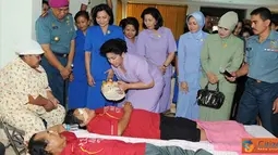 Citizen6, Jakarta: Tetty Agus Suhartono memberi hadiah buah-buahan kepada pasien katarak. (Pengirim: Badarudin Badar)