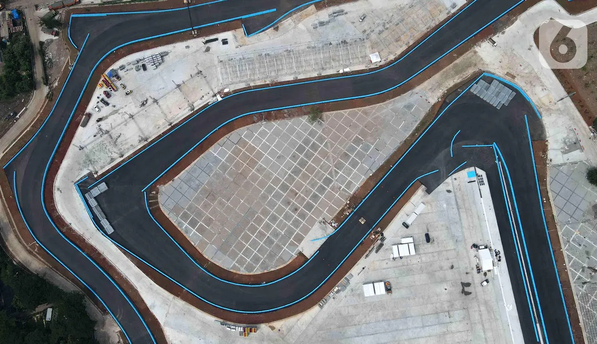 Foto udara suasana pembangunan Jakarta International E-Prix Circuit (JIEC) di kawasan Ancol, Jakarta, Rabu (11/5/2022). Pembangunan JIEC sudah mencapai 100 persen dan menyisakan pemasangan infrastruktur tambahan berupa grandstand dan jembatan penyeberangan yang ditargetkan selesai pada akhir pekan ketiga Mei. (Liputan6.com/Herman Zakharia)