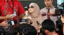 Artis Meidiana Hutomo usai dimintai keterangan oleh Penyidik KPK di Jakarta, Jumat (29/5/2015). Mediana Hutomo diperiksa sebagai saksi atas tersangka mantan Menteri Kesehatan, Siti Fadilah Supari . (Liputan6.com/Helmi Afandi)