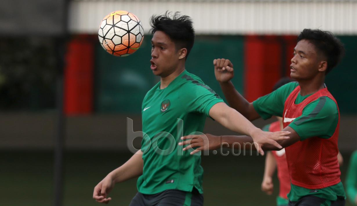 Duel dua pemain Timnas U-19 saat seleksi di Stadion Atang Sutresna Kopasus, Cijantung, Kamis (06/04/2017). Latihan ini bagian dari seleksi tim persiapan Piala AFF U-18 di Myanmar. (Bola.com/Nicklas Hanoatubun)