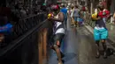 Orang-orang saling tembak menggunakan pistol air saat perang air tahunan di jalan-jalan lingkungan Vallecas, Madrid, Spanyol, 17 Juli 2022. Semua orang menerima dan memberikan tembakan. (AP Photo/Manu Fernandez)