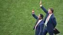 Pelatih kepala Timnas Belanda, Louis van Gaal (kanan) dan pelatih asisten Patrick Kluivert setelah Grup B Piala Dunia 2014 melawan Chile di Corinthians Arena, Sao Paulo, Brasil, 23 Juni 2014. De Oranje menang dengan skor 2-0. (AFP/Gabriel Bouys)