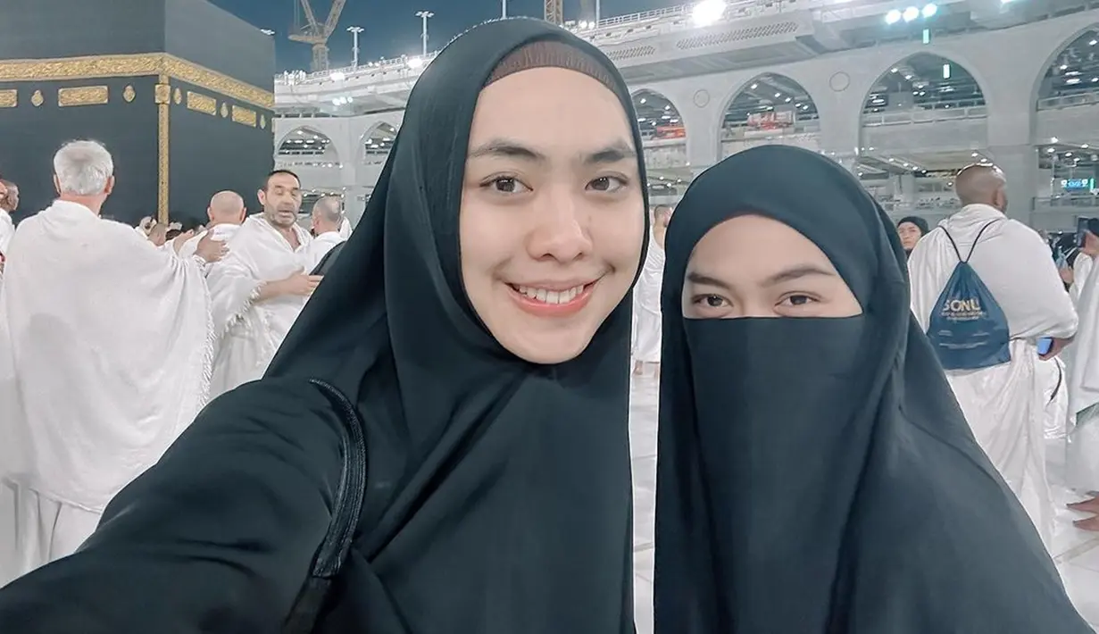 Oki Setiana Dewi pun diketahui membantu komunikasi antara Ria Ricis dan Teuku Ryan agar bisa kembali bersama. Meski begitu, dirinya juga turut memberikan dukungan untuk sang adik. (Liputan6.com/IG/@okisetianadewi)