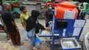 Warga menggunakan fasilitas tempat cuci tangan atau wastafel portabel di Pasar Bogor, Jalan Suryakencana, Kota Bogor, Sabtu (29/3/2020). Pemerintah Kota Bogor menerima bantuan berupa tempat cuci tangan portable dari Ikatan Alumni Teknik dan Alumni Ekonomi UI. (merdeka.com/Arie Basuki)