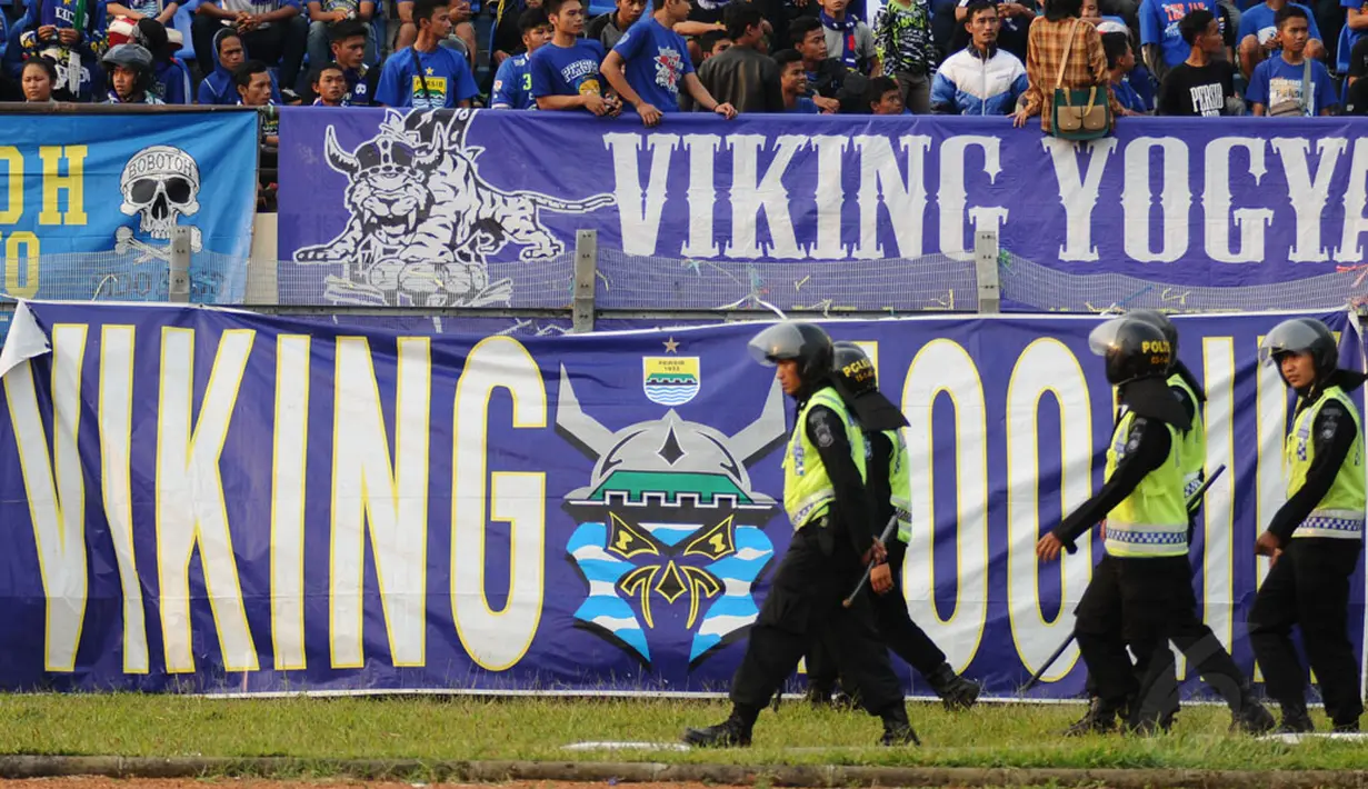 Aparat kepolisian dari satuan Brimob terus berjaga sepanjang laga Persib Bandung kontra Barito Putera di Stadion Si Jalak Harupat, (10/6/2014). (Liputan6.com/Helmi Fithriansyah)
