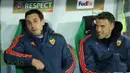 Duo bersaudara, Gary dan Phil Neville, menjadi rekan kerja yang mulai klop dalam meramu strategi permainan Valencia. (Bola.com/Reza Khomaini)