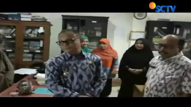 Dalam sidak, ditemukan PNS yang terlambat masuk kantor di sejumlah ruangan yang disidak bupati.