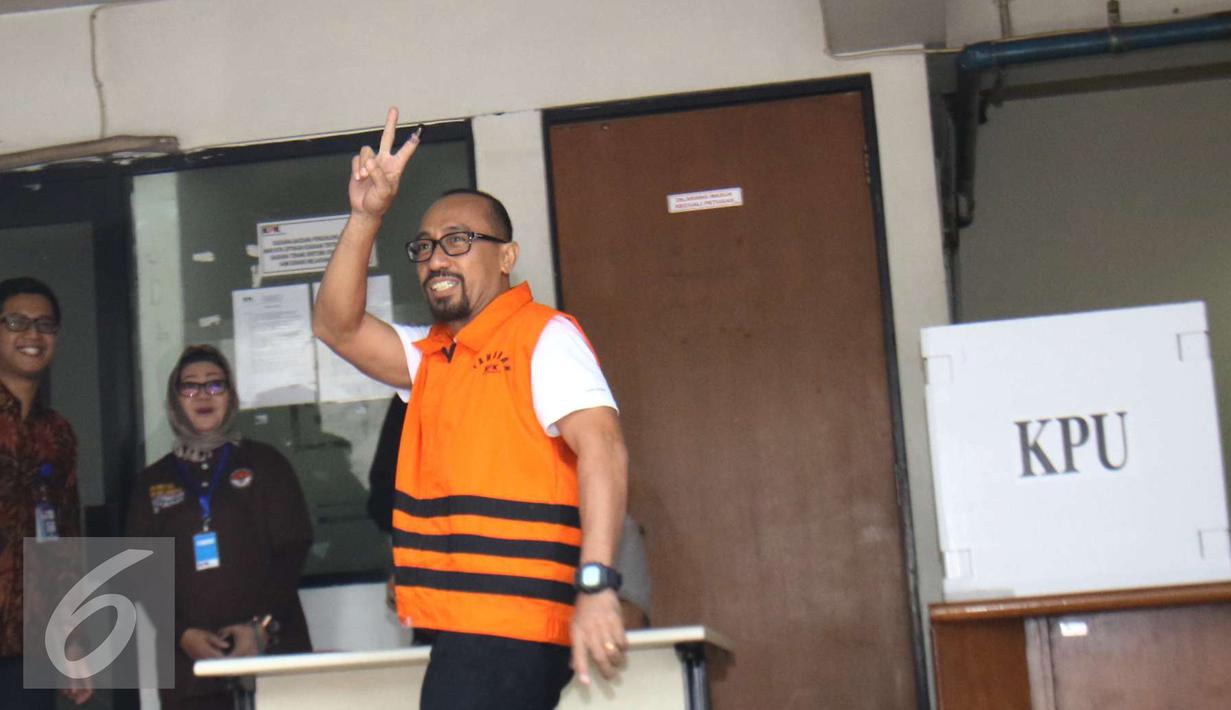 Andi Taufan Tiro berpose usai menggunakan hak suaranya di TPS 19 Kelurahan Karet (khusus), di Gedung KPK, Jakarta, Rabu (15/2). (Liputan6.com/Helmi Affandi)
