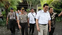 Kapolri Jenderal Badrodin Haiti dan Kepala Staf Kepresidenan Luhut Binsar Panjaitan meninjau lokasi resepsi pernikahan putra sulung Jokowi. (Liputan6.com/Reza Kuncoro)