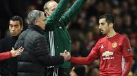Gelandang Manchester United Henrikh Mkhitaryan (kanan) tampil pada laga melawan Feyenoord, Kamis (24/11/2016). (AFP/Oli Scarff)