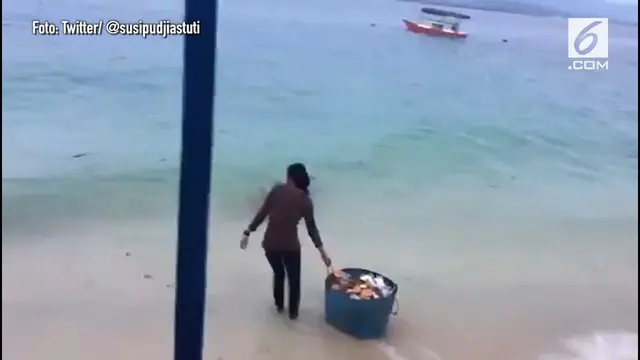 Aksi buang sampah di laut yang diduga dilakukan warga lokal viral di media sosial.