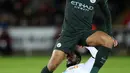 Pemain Manchester City, Danilo berusaha merebut bola dari pemain Swansea City, Nathan Dyer pada lanjutan Premier League di Liberty Stadium, Rabu (13/12). Bertandang ke Swansea City, Manchester City menang telak 4-0. (Nick Potts/PA via AP)