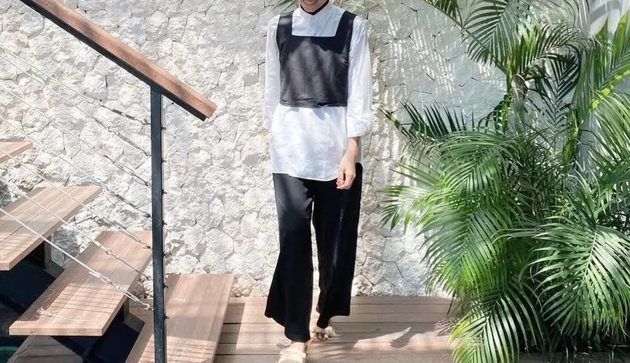 Tim monokrom merapat! Agar tidak bosan, kamu bisa tiru gaya Ayudia bing Slamet ini. Padukan kemeja dengan vest dan celana kulot. Untuk hijab, bentuk ala turban. Dijamin terlihat standout! (Instagram/ayudiac).