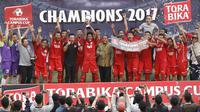 Pemain Universitas Muhammadiyah Malang (UMM) melakukan selebrasi di atas podium usai menjuarai Torabika Campus Cup 2017 di Stadion UM, Malang, Kamis, (02/11/2017). UMM menang 2-0 atas UM. (Bola.com/M Iqbal Ichsan)