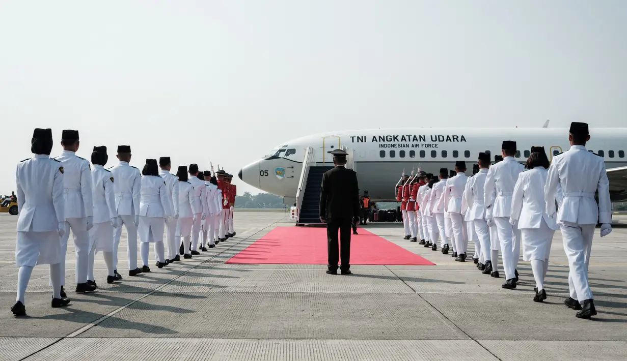 Sementara itu, di area lapangan terbang, satu unit pesawat TNI Angkatan Udara jenis Boeing 737-400 siap mengangkut rombongan kirab menuju Ibu Kota Nusantara (IKN). (Yasuyoshi CHIBA / AFP)