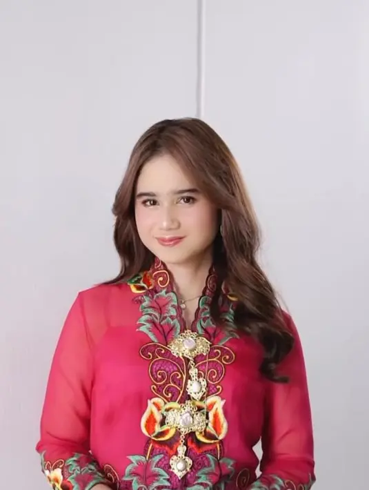 Tissa Biani tampil menawan dibalut kebaya encim berwarna fuschia dengan bordiran bunga dan bros di dadanya. [Instagram/roemah_kebaya_vielga]