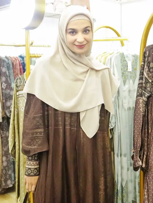 Lebih lanjut Shireen mengungkapkan pilihan busana yang dia sukai saat momentum menjelang hari raya. “Jadi busana yang aku pakai ini koleksi Ramadhan dari Nobby, tadi juga ada di fashion show, karena sebentar lagi Ramadan.” kata Shireen. [Foto: Bambang E Ros/Fimela.com]