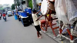 Di sepanjang Jalan KH Mas Mansyur, Tanah Abang tersedia kurang lebih 20-an pedagang bedug musiman yang menjajakan dagangannya di pinggir jalan, Minggu (6/7/14). (Liputan6.com/Faizal Fanani)