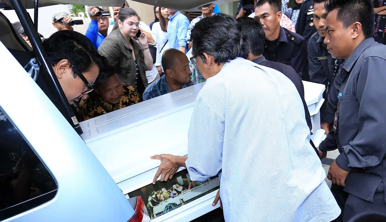Jenazah pria berusia 67 tahun itu di masukkan dalam peti mati warna putih. Dibawa ke rumah duka untuk disemayamkan dengan menggunakan ambulance.  (Deki Prayoga/Bintang.com)