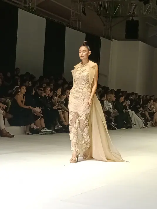 Senada dengan Paula, Whulandary Herman kenakan gaun semi transparan bernuansa nude