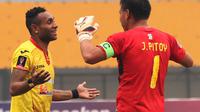Titus Bonai izin ke manajemen Sriwijaya FC untuk mudik ke Jayapura karena keluarga besarnya terkena musibah. (Bola.com/Riskha Prasetya)
