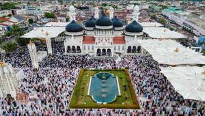 Foto udara menunjukkan umat Muslim saat melaksanakan salat Idul Adha di Masjid Raya Baiturrahman, Banda Aceh pada Rabu 27 Mei 2026. (CHAIDEER MAHYUDDIN/AFP)
