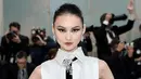 Salah satu supermodel tersukses China He Cong juga tampil keren di Met Gala. Ia memakai kemeja tanpa lengan yang dipadukan dengan sarung tangan kulit hitam khas Karl Lagerfeld. [@themetgalaofficial]