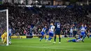 Striker Chelsea, Christopher Nkunku (ketiga kanan) mencetak gol kedua timnya ke gawang Brighton and Hove Albion pada laga tunda pekan ke-34 Liga Inggris 2023/2024 di American Express Community Stadium, Brighton, Rabu(15/5/2024). (AFP/Glyn Kirk)