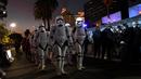 Prajurit tentara Stormtrooper menghadiri world premiere film Star Wars: The Rise of Skywalker di Hollywood, California, Senin (16/12/2019). Star Wars: The Rise of Skywalker akan menutup sekuel trilogi Star Wars yang pertama kali diluncurkan pada 2015 lalu. (AP Photo/Chris Pizzello)