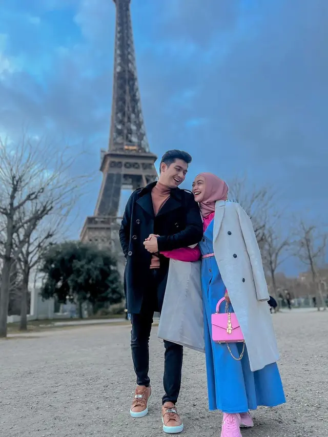 7 Potret Romantis Pasangan Artis yang Berada di Paris, Selalu Mesra