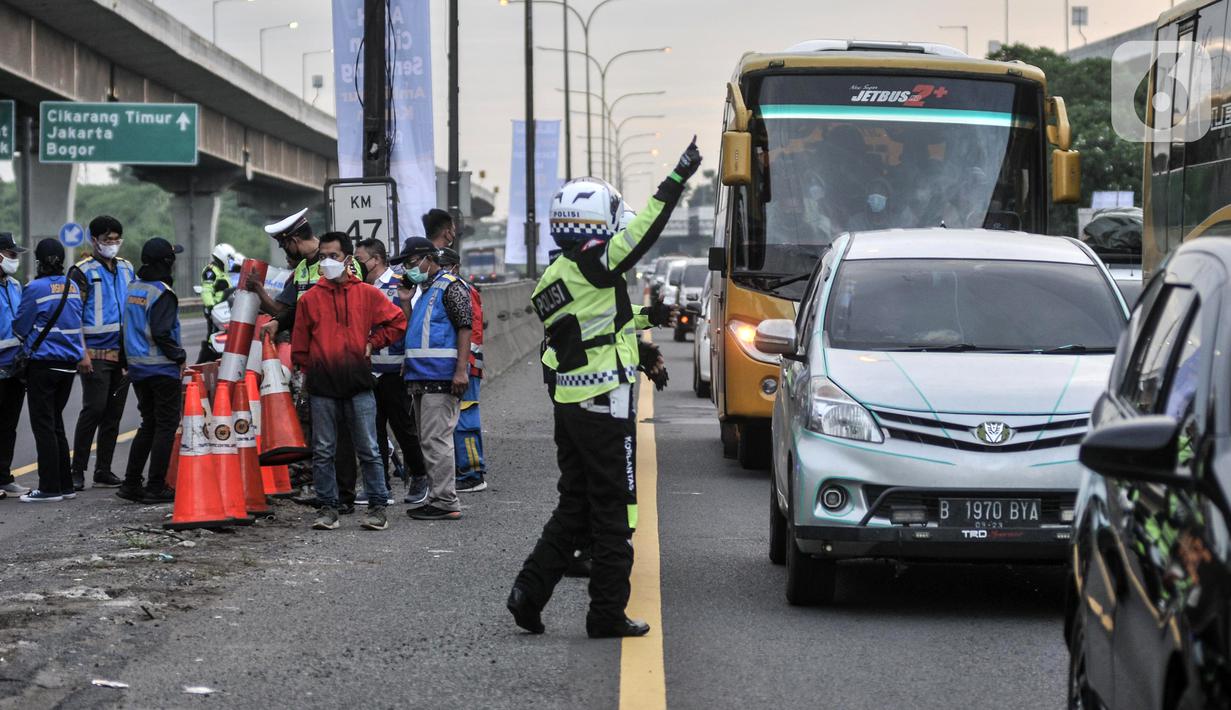 <p>Polisi mengatur lalu lintas kendaraan pemudik saat pemberlakuan sistem one way di ruas Tol Jakarta-Cikampek KM 47, Karawang, Jawa Barat, Kamis (28/4/2022). Kebijakan one way di ruas Tol Jakarta-Cikampek KM 47 hingga Tol Kalikangkung KM 414 diterapkan mulai hari ini sebagai upaya mengurai kemacetan kendaraan para pemudik. (Liputan6.com/Iqbal S. Nugroho)</p>