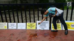 Aktivis Koalisi Pejalan Kaki tabur bunga untuk memperingati Hari Pejalan Kaki Nasional di Tugu Tani, Jakarta, Selasa, (22/1). Menurut WHO, korban tewas akibat kecelakaan lalu lintas di Indonesia pada 2016 mencapai 31.282 orang. (Merdeka.com/Imam Buhori)