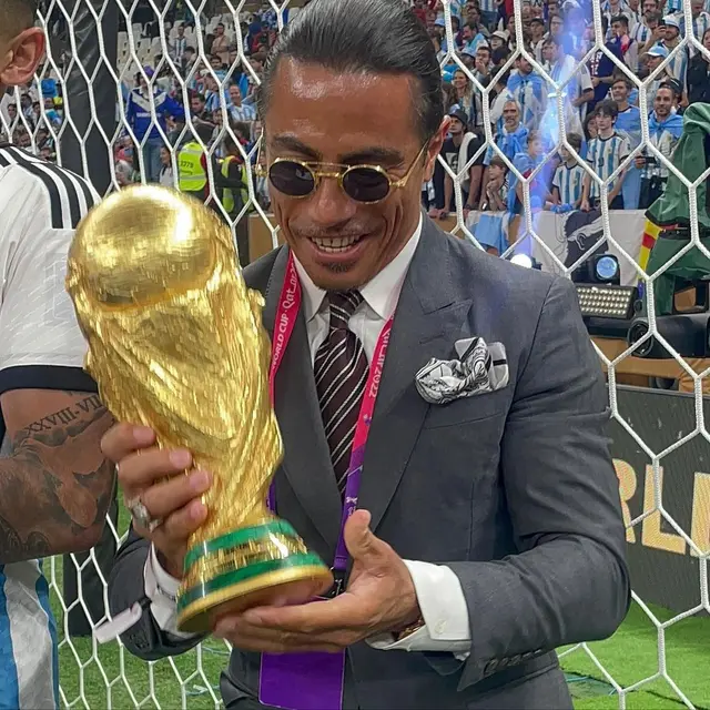 7 Potret Salt Bae Angkat Trofi Piala Dunia Jadi Sorotan, Tuai Kecaman Netizen