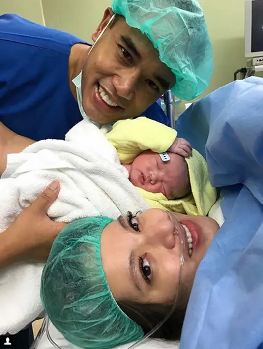 Dalam foto tersebut Nia pun menuliskan kepsyen yang menyatakan pengumuman atas kelahiran anak ke-3nya serta ucapan rasa terima kasih yang selama ini telah ia terima dari kerabat, sahabat, dan fansnya. (Instagram/ramadhanibakrie)