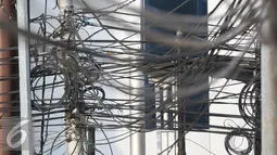 Kondisi kabel listrik di kawasan Gunung Sahari, Jakarta, Rabu (13/7). Kurangnya penataan membuat instalasi kabel di Ibu Kota terlihat semrawut dan mengganggu pemandangan. (Liputan6.com/Immanuel Antonius)