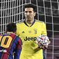 Striker Barcelona, Lionel Messi, berdiri dihadapan kiper Juventus, Gianluigi Buffon, pada laga Liga Champions di Stadion Camp Nou, Rabu (9/12/2020). Aksi La Pulga tersebut karena merasa frusatsi gagal membobol gawang Buffon. (AFP/Josep Lago)
