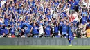 Pemain Leicester City, Jamie Vardy merayakan golnya ke gawang Manchester United bersama fans pada ajang Community Shield di Stadion Wembley, London,Minggu,(7/8/2016). (AP Photo/Tim Ireland)