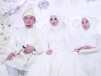 Engku Emran, Laudya Cynthia Bella dan  Engku Aleesya duduk bersama saat prosesi pernikahan. Beberapa selebritas, seperti Zaskia dan Shireen Sungkar serta Irwansyah turut hadir dalam prosesi sakral tersebut. (instagram/noradanish)