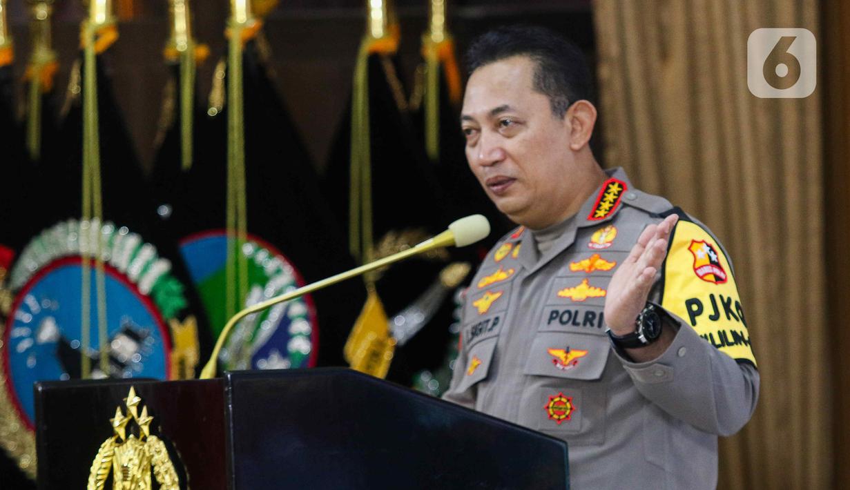 Kapolri Jenderal Pol Listyo Sigit Prabowo memaparkan capaian kinerja saat rilis akhir tahun Polri di Mabes Polri, Jakarta, Rabu (27/12/2023). Dalam rilis akhir tahun tersebut Polri mengungkap berbagai kejahatan pada tahun 2023, di antaranya menangkap 1.361 tersangka kejahatan tindak pidana perdagangan orang (TPPO) atau meningkat 691 persen dibandingkan 2022. (Liputan6.com/Herman Zakharia)