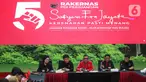 Sekretaris Jenderal Dewan Pimpinan Pusat (Sekjen DPP) Partai Demokrasi Indonesia Perjuangan (PDIP), Hasto Kristiyanto (tengah) bersama sejumlah fungsionaris saat memberikan keterangan terkait persiapan Rakernas V Partai di kantor DPP PDIP, Jakarta, Rabu (22/5/2024). (Liputan6.com/Angga Yuniar)