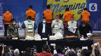 Wakil Ketua KPK, Nawawi Pomolango (ketiga kiri) bersama petugas menunjukkan barang bukti terkait penetapan Menteri Kelautan dan Perikanan, Edhy Prabowo sebagai tersangka kasus dugaan suap calon eksportir benih lobster di Gedung KPK Jakarta, Rabu (25/11/2020). (Liputan6.com/Helmi Fithriansyah)