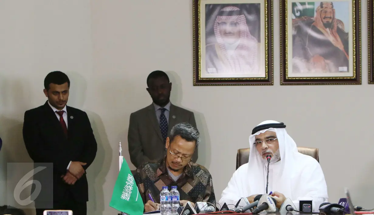 Duta Besar Arab Saudi untuk Indonesia Osama bin Al-Mohammed al-Shuaibi memberikan keterangan saat jumpa pers di Jakarta, Selasa (28/2). Osama mengatakan kedatangan Raja Salman tidak ada hubungannya dengan situasi domestik. (Liputan6.com/Helmi Afandi)