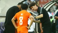 Pelatih Borneo FC, Pieter Huistra memberi instruksi kepada Kei Hirose sebelum menggantikan Hendro Siswanto pada laga melawan Persik di Kediri. (Bola.com/Gatot Sumitro)