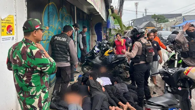 Polres Metro Jakarta Barat telah mengamankan delapan orang pelajar yang diduga akan melakukan aksi tawuran di Kapuk Raya, Jakarta Barat, Sabtu (7/12/2024). Sejumlah barang bukti senjata tajam turut diamankan. (Merdeka.com/Nur Habibie)