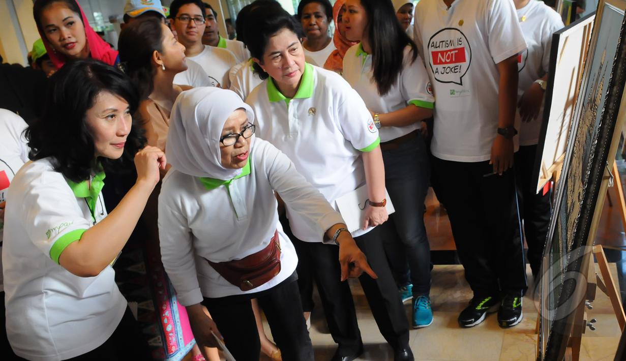 Istri Wakil Presiden Jusuf Kalla (tengah) saat melihat lukisan di acara fun walk 2015, Jakarta, Minggu (29/3/2015). acara ini dalam rangka memperingati hari autisme sedunia yang jatuh tanggal 2 april setiap tahunnya. (Liputan6.com/Herman Zakharia)