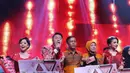 Lesti, Danang dan Shiha Zikir seusai acara Grand Final D'Academy Asia 2015 Result Show di Studio 5 Indosiar, Jakarta, Selasa (29/12). Danang, kontestan asal Indonesia keluar sebagai juara. (Liputan6.com/Herman Zakharia)