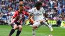 Aksi bek sayap Real Madrid, Marcelo pada laga lanjutan La Liga di pekan ke-33 yang berlangsung di Stadion Santiago Bernabeu, Madrid, Minggu (21/4). Real Madrid menang 3-0 atas Bilbao. (AFP/Gabriel Bouys)