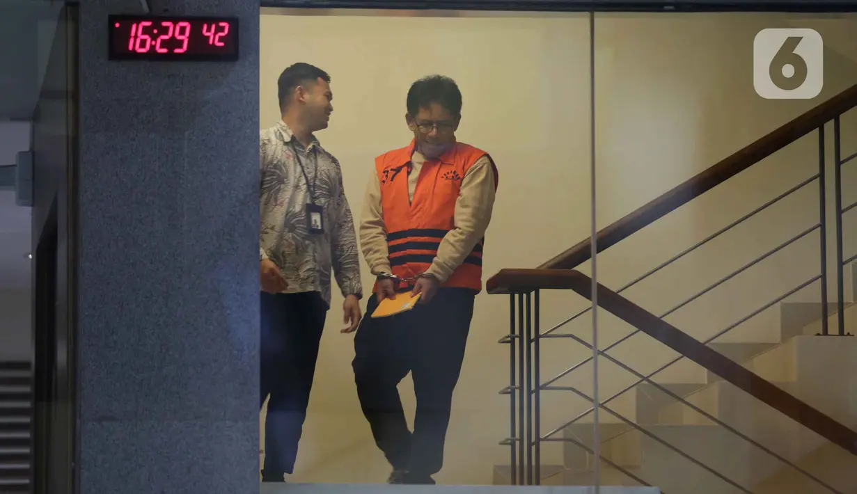 Tersangka kasus dugaan suap pengurusan izin pemanfaatan kawasan hutan yang juga Direktur Utama PT Inhutani V, Dicky Yuana Rady kembali menjalani pemeriksaan tim penyidik di gedung Merah Putih Komisi Pemberantasan Korupsi (KPK), Jakarta, Rabu (17/9/2025). (Liputan6.com/Helmi Fithriansyah)