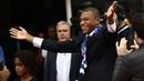 Senyum penyerang baru PSG, Kylian Mbappe (kanan) kepada fans saat perkenalan di Parc des Princes stadium, Paris, (6/9/2017). Mbappe dipinjam PSG dari Monaco dengan opsi permanen sebesar 180 juta euro tahun berikutnya. (AFP/Christophe Simon)