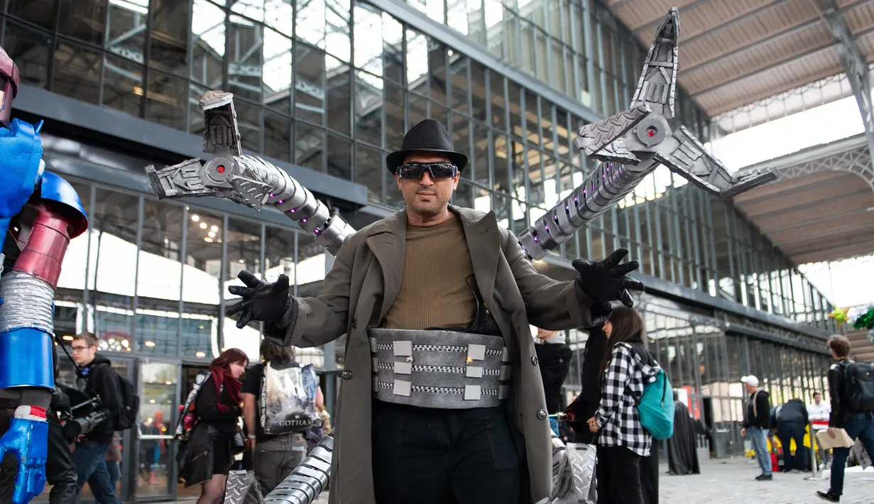 Seorang cosplayer berpakaian seperti Doctor Octopus berpose selama Comic Convention Comic Con 2018 di Grande Halle de la Villette di Paris (26/10). (AFP Photo)
